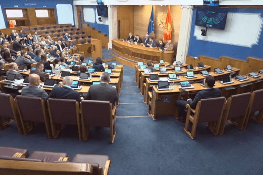 Kuvendi i Malit të Zi miraton ndryshimet kushtetuese për provimin e integritetit  Hajdukoviq dhe Pejoviq sërish pa mbështetjen për Këshillin Gjyqësor