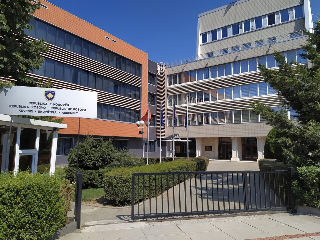 Përplasje në komision  Bajrami e pyet Shabanin për partinë  ai përgjigjet se është krenar që i përket PDK së