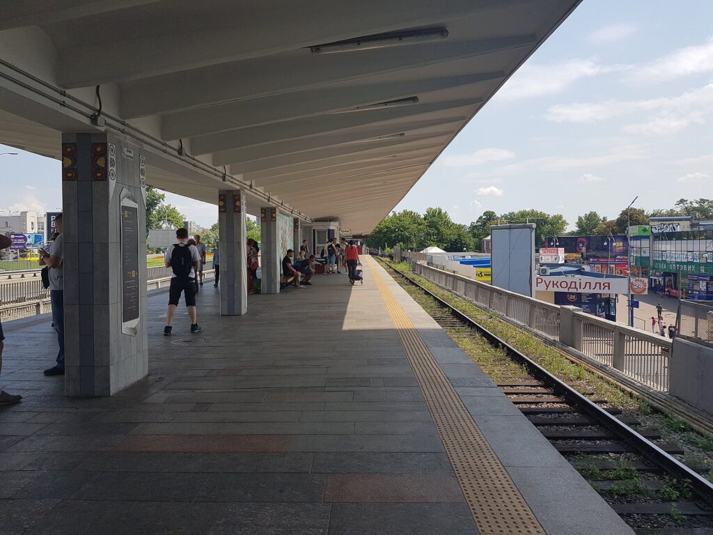 Goditja ruse gjatë natës në Kiev dëmton një stacion metroje dhe një pallat 25 katësh  vritet një e re dhe plagosen tre persona