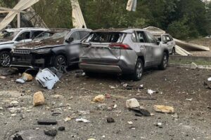 Makina të dëmtuara në Kiev pas një sulmi rus — foto arkiv (Policia Kombëtare e Ukrainës)