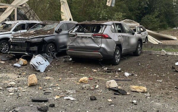 Makina të dëmtuara në Kiev pas një sulmi rus — foto arkiv (Policia Kombëtare e Ukrainës)