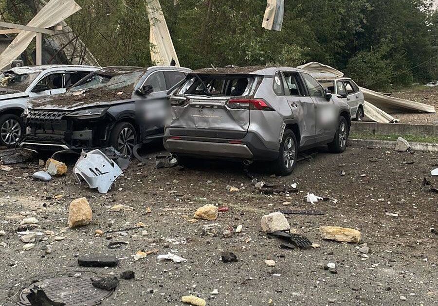 Makina të dëmtuara në Kiev pas një sulmi rus — foto arkiv (Policia Kombëtare e Ukrainës)