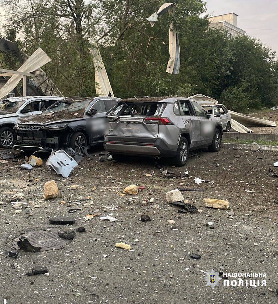 Makina të dëmtuara në Kiev pas një sulmi rus — foto arkiv (Policia Kombëtare e Ukrainës)