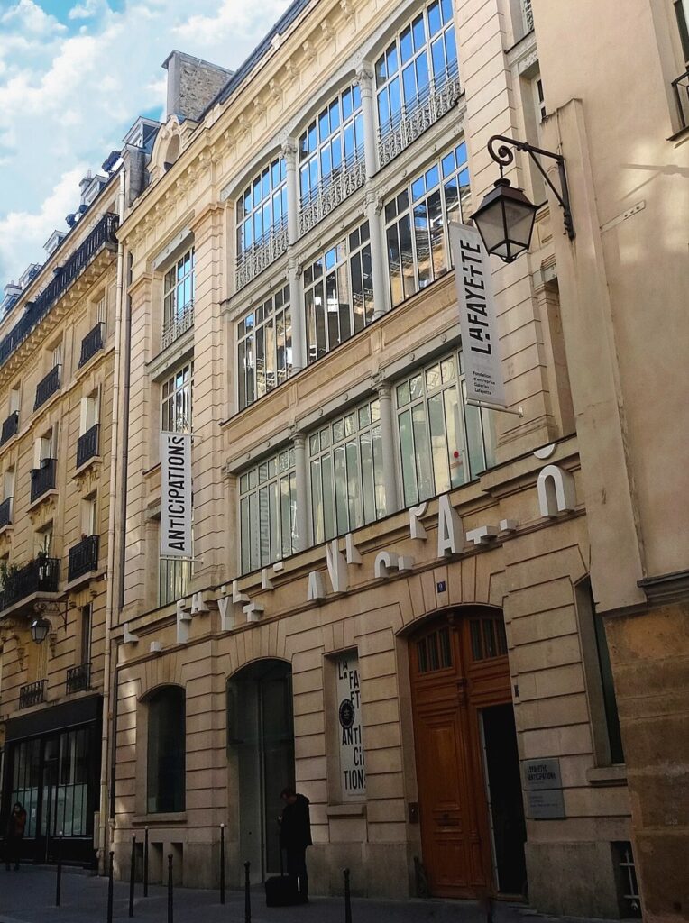 Hapet sot në Paris «Monument» i Mungo Thomson it  paketimet e kartonit bëhen skulptura bronzi në Lafayette Anticipations