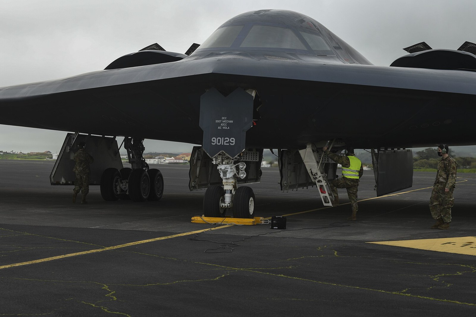 Bombarduesi B-2 Spirit në bazën Lajes gjatë një misioni të kaluar.