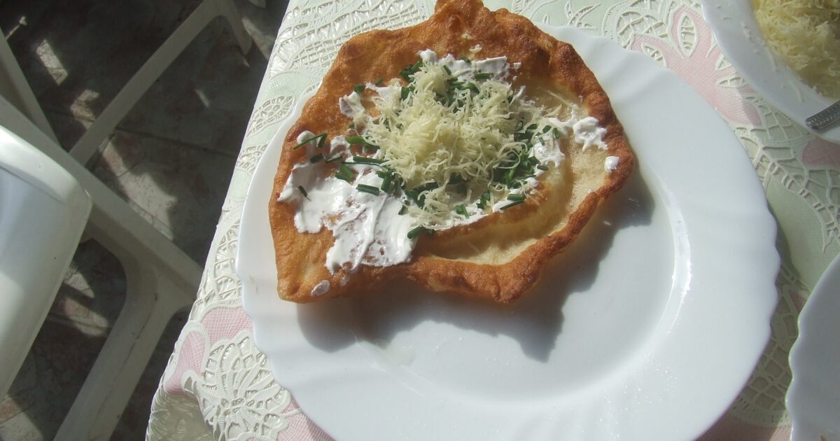 Lángos hungarez me kos dhe djathë