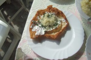 Lángos hungarez me kos dhe djathë