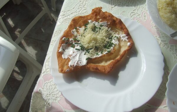 Lángos hungarez me kos dhe djathë
