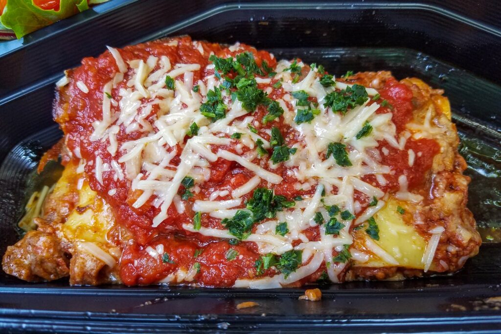 Lasagna klasike bolognese — petët italiane me salcë mishi dhe beshamel