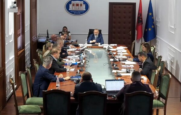 “Ligjet” miratojnë mes debateve të forta