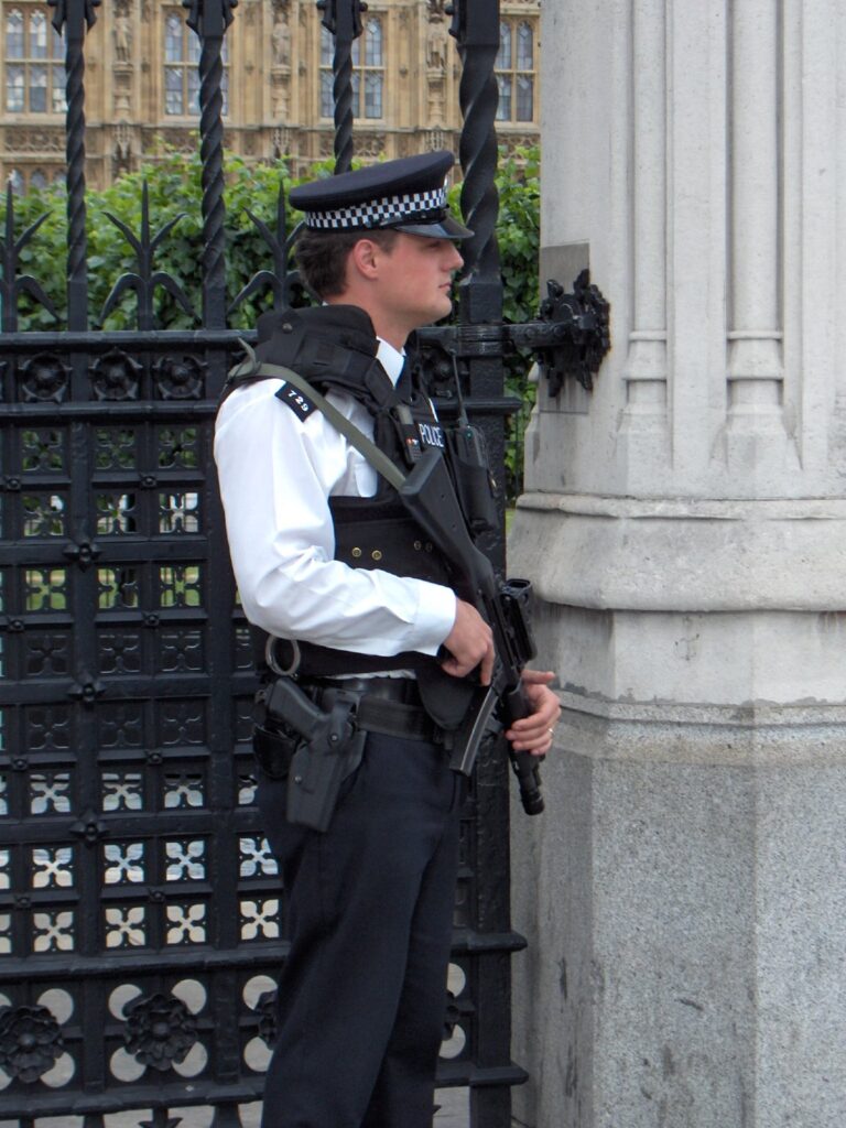 Policia britanike riarreston dy burra të dyshuar se ndihmuan inteligjencën iraniane