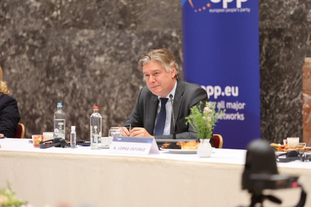 Lopez Isturiz pret mbështetjen e dy të tretave të deputetëve për ndryshimet kushtetuese për provimin e integritetit