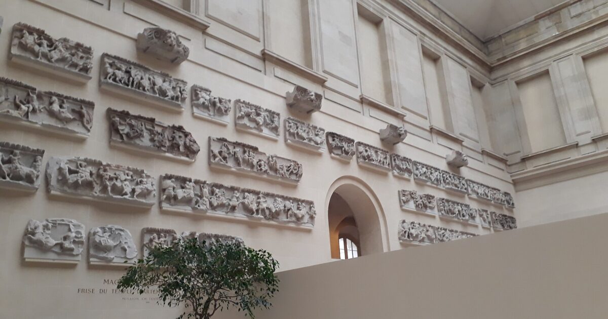 Cour du Sphinx, krahuni Denon i Muzeut të Louvre-it në Paris