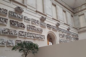 Cour du Sphinx, krahuni Denon i Muzeut të Louvre-it në Paris