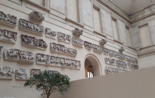 Cour du Sphinx, krahuni Denon i Muzeut të Louvre-it në Paris