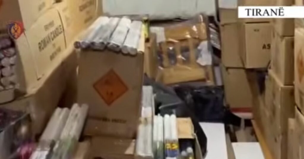 Dyshohet se ua shiste protestuesve të maskuar  zbulohet magazina me lëndë piroteknike te  Tregu Çam   Në pranga 51 vje�