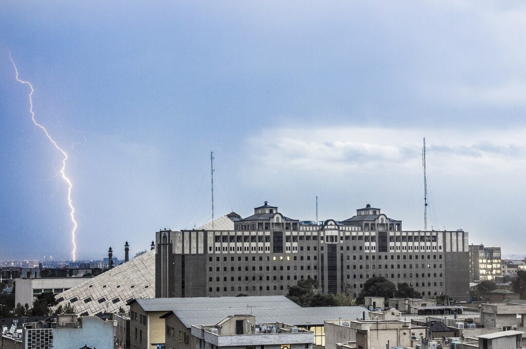 Parlamenti iranian merr të paktën 10 propozime për tërheqjen e Iranit nga Traktati i Mospërhapjes Bërthamore