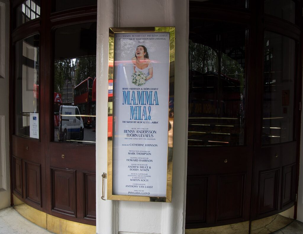 «Mamma Mia » në Londër  fotot e para të kastit të ri  Sara Poyzer si Donna  Ellie Gilbert Grey si Sophie në Novello Theatre