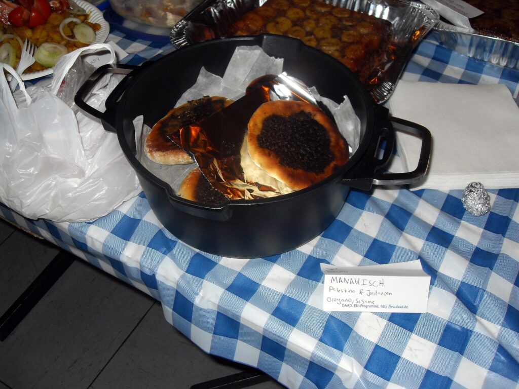 Manakeesh me za atar — bukëzat levantine me erëza dhe vaj ulliri