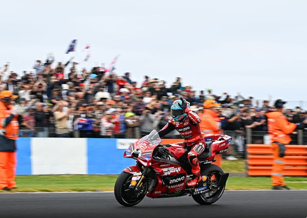 MotoGP  Martin rrëzohet  Marc Marquez fiton garën Sprint dhe merr kreun