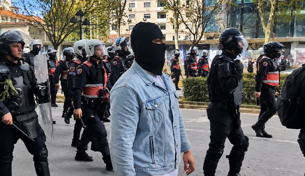 Cilët janë mercenarët me maska që po përdoren nga një kufomë politike