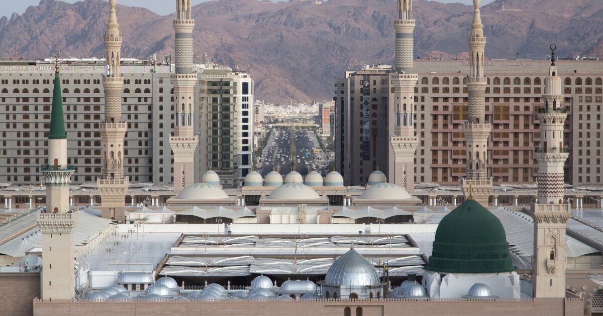 Xhamia e Profetit në Medinë, qyteti i dytë më i shenjtë i Islamit, ku Huthi-t goditën një stacion shpërndarjeje elektrike.