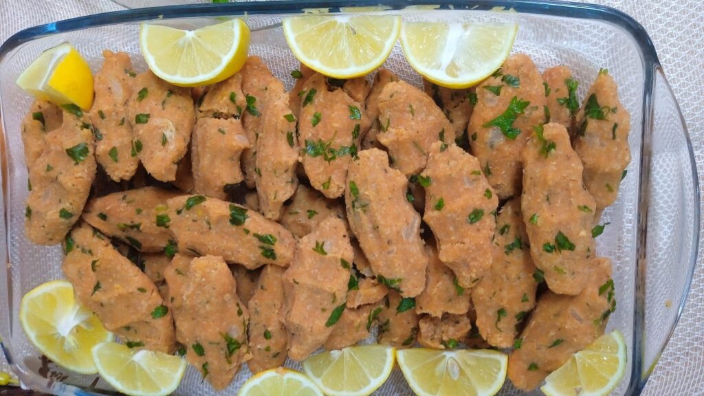 Mercimek köfte — qoftet vegjetariane turke me thjerrëza të kuqe dhe bulgur