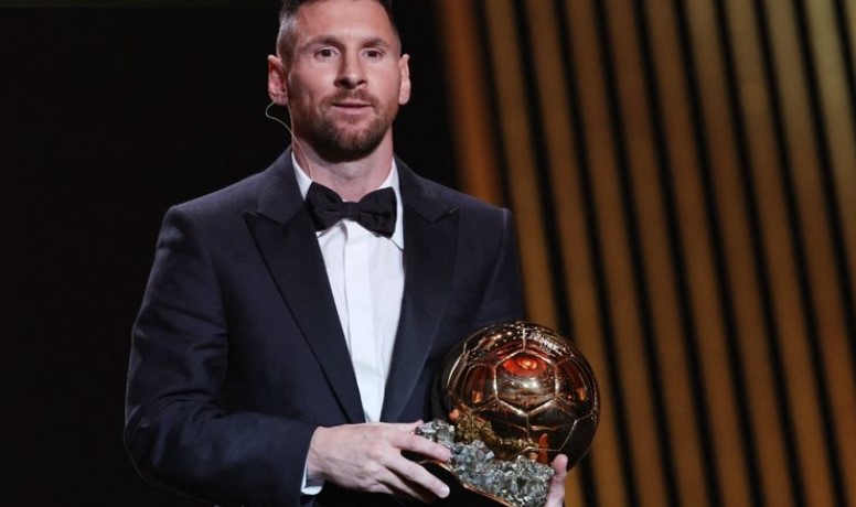E bujshme  Leo Messi rikthehet në ceremoninë e  Topit të Artë   argjentinasi pritet t ia dorëzojë trofeun fituesit t