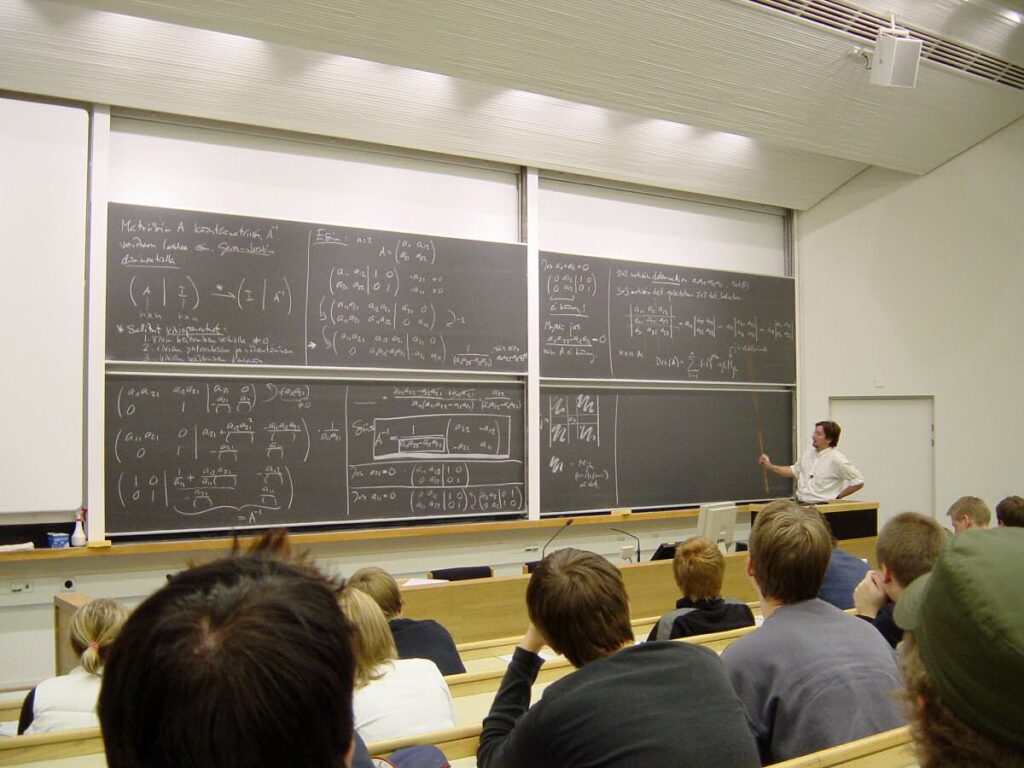 Më shumë se një e treta e mësuesve të matematikës  fizikës dhe kimisë në Mal të Zi japin lëndë jashtë profesionit