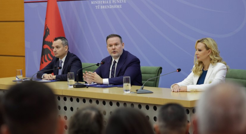kërkon të ndezë flakët e