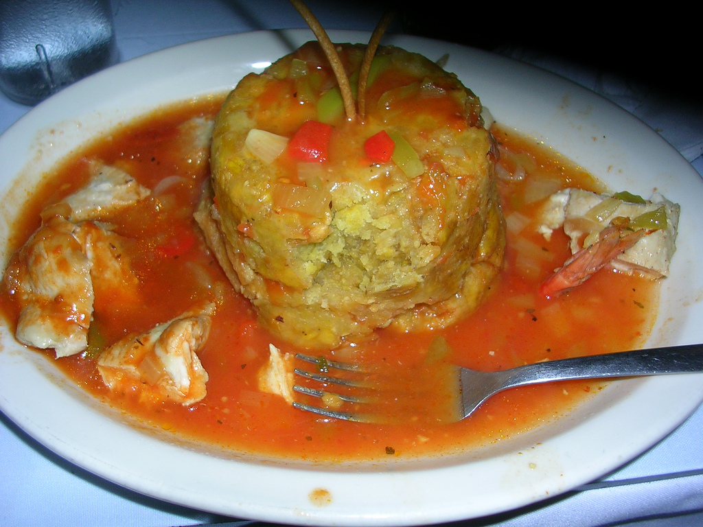 Mofongo portorikane — banane jeshile të skuqura e të shtypura me hudhër dhe kërcitje derri