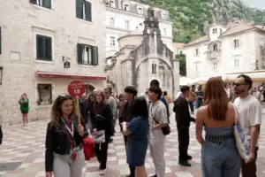 Turistë në bregdetin e Malit të Zi