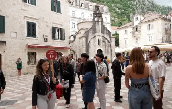 Turistë në bregdetin e Malit të Zi