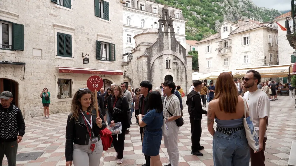 Turistë në bregdetin e Malit të Zi