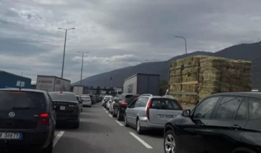 Kolona në Morinë  çdo automjet që hyn nga Kosova në Shqipëri po kontrollohet