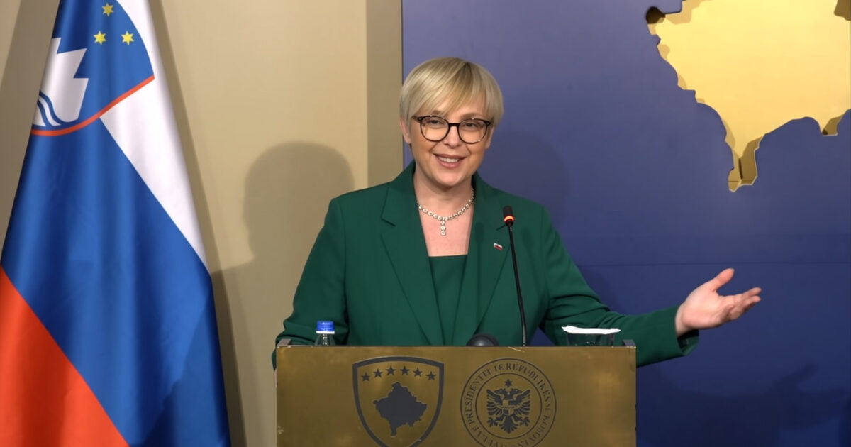 Presidentja e Sllovenisë, Natasha Pirc Musar, në një podium