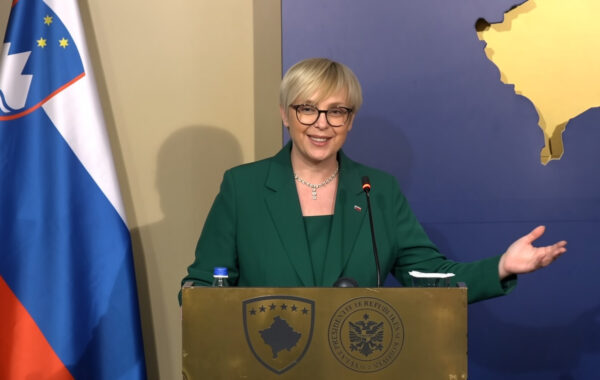 Presidentja e Sllovenisë, Natasha Pirc Musar, në një podium