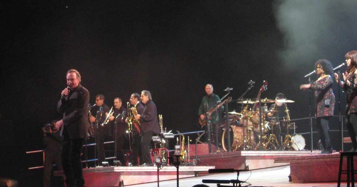 Neil Diamond në koncert, Cardiff 2008 (Foto: Watt Dabney, CC BY-SA 2.0, via Wikimedia Commons)