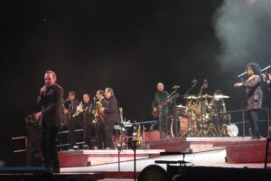 Neil Diamond në koncert, Cardiff 2008 (Foto: Watt Dabney, CC BY-SA 2.0, via Wikimedia Commons)