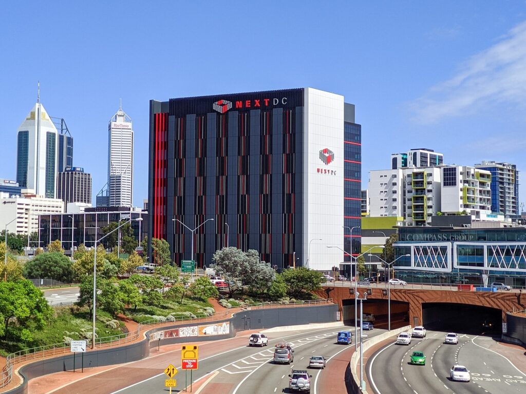 Aksionet e operatorit australian të qendrave të të dhënave NextDC bien 44  pas vonesave me energjinë në Melbourne
