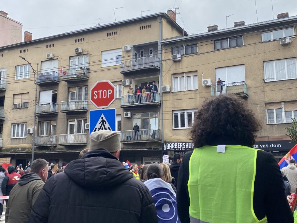 Tensione në Nish  tubimi i studentëve për shokun e ndaluar përplaset me kundër tubimin e SNS së — policia ndan grupet