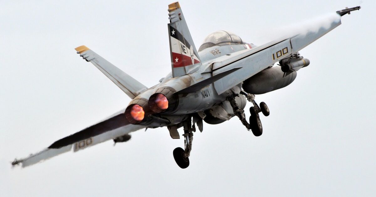 Avion luftarak F/A-18 i Marinës amerikane (foto: U.S. Navy, domain publik)