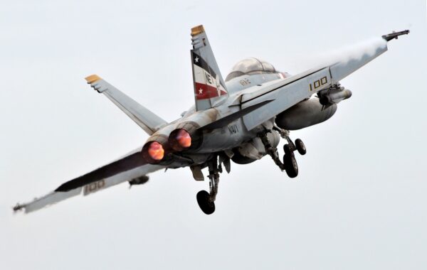 Avion luftarak F/A-18 i Marinës amerikane (foto: U.S. Navy, domain publik)