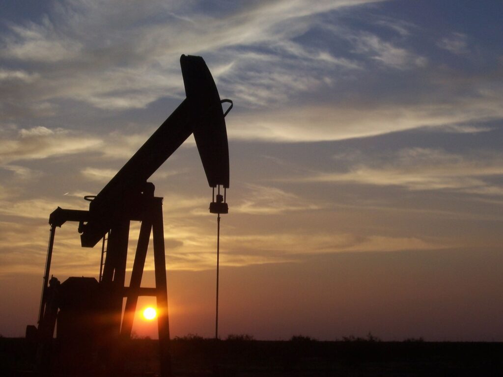 Nafta mban pozicionet  Brent në 98 15 dollarë  ndërsa tregu peshon bisedimet SHBA Iran
