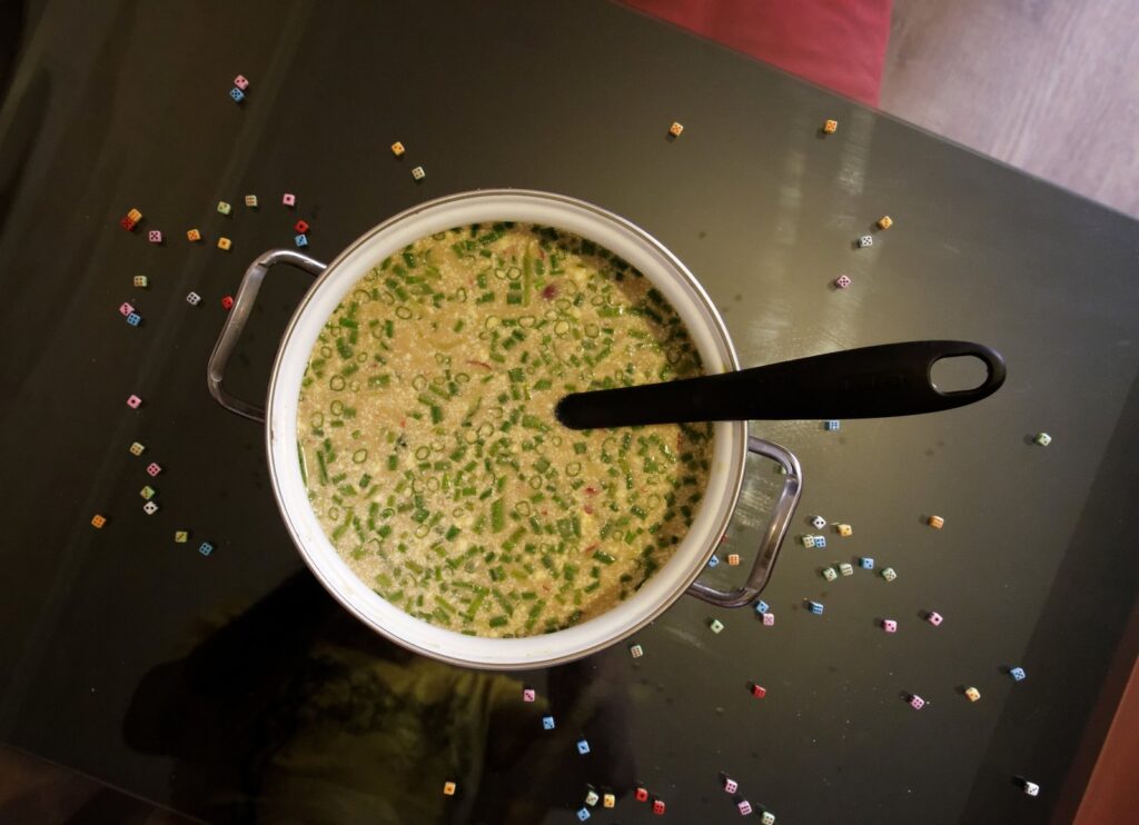 Okroshka ruse — supa e ftohtë e verës me kefir  perime dhe barëra