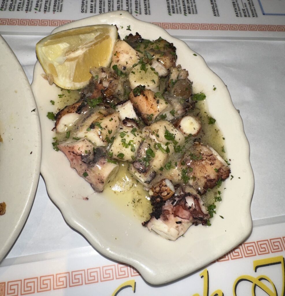 Oktapod i pjekur në skarë me vaj ulliri  limon dhe rigon — receta mesdhetare