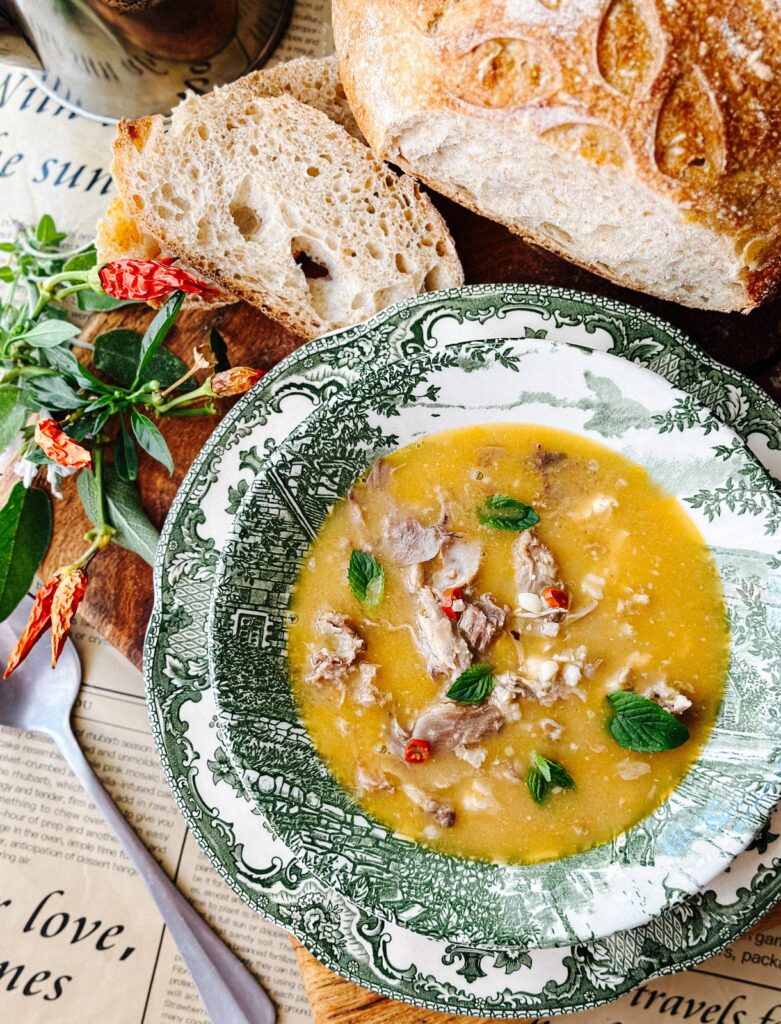 Paçë koke tradicionale — supa ngrohtëse shqiptare me hudhër  spec të kuq dhe uthull