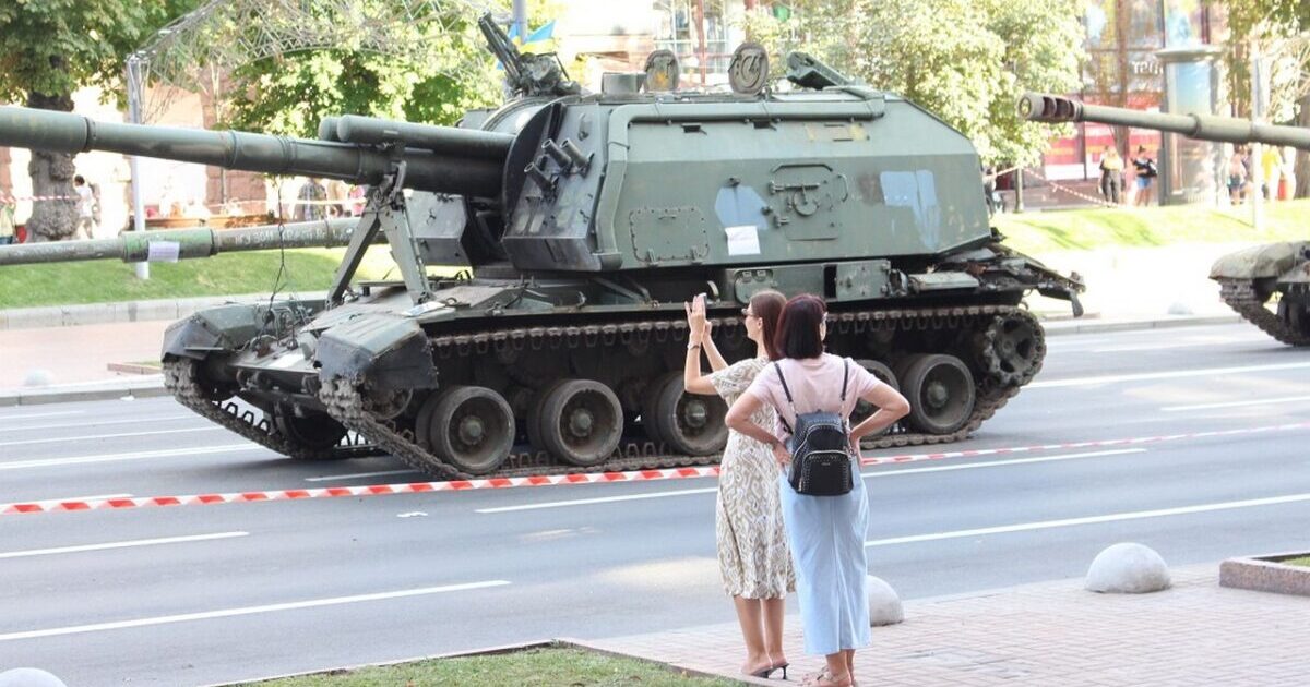 Pajisje ushtarake ruse e shkatërruar e ekspozuar në Kiev