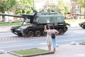 Pajisje ushtarake ruse e shkatërruar e ekspozuar në Kiev
