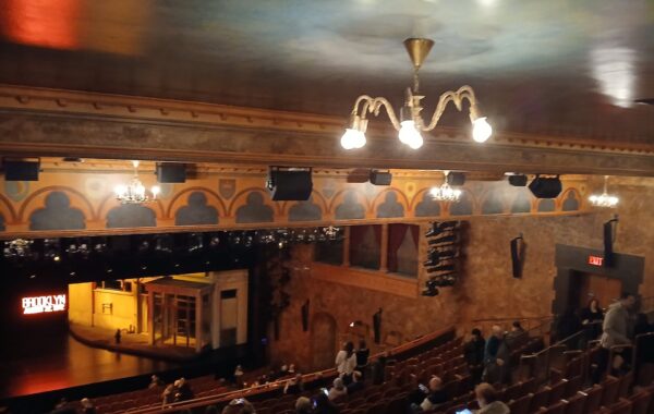 Teatri August Wilson në Broadway, skena e «Paranormal Activity». (Foto: Epicgenius / Wikimedia Commons, CC BY-SA 4.0)